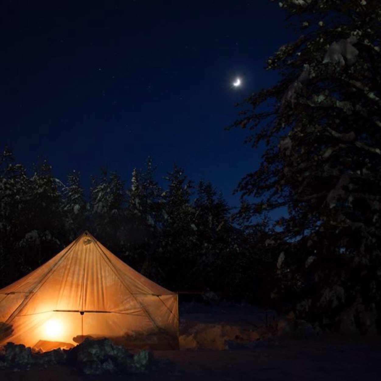 Snowtrekker tents manufactures light weight canvas tents for skiing, hunting and winter camping.