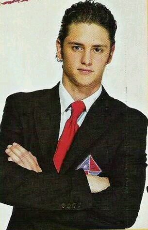 Sou Diego Bustamante,sou o menino mais popular do colégio,sou bonito e rico..tenho todas as meninas aos meus pés