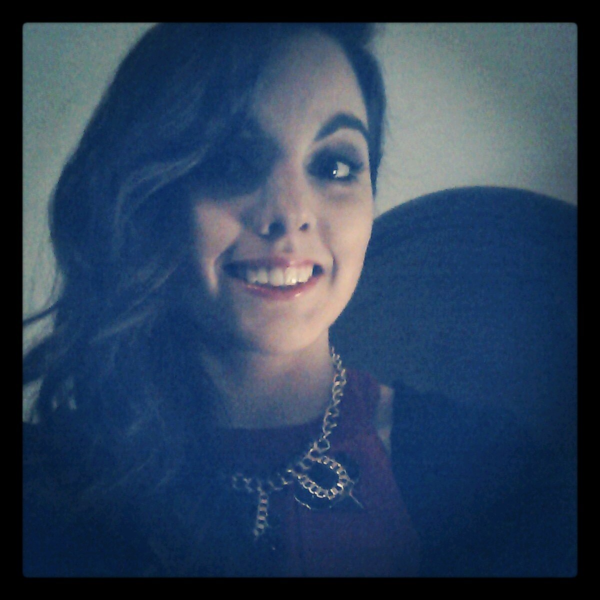 Estudiante de comunicación audiovisual, cuya meta es ser una gran productora. Muy amiga de los suyos y un poco loca pero en el fondo buena gente :)