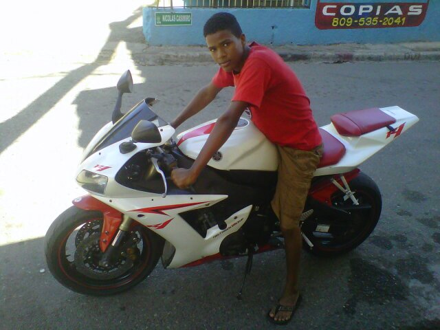 Yo Naci El 19/05/1997 En Santo Domingo Me llamo Esmil Florentino Mi Oficio Es La musica Soy Artista Urbano