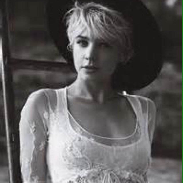 Moved from a little town in England to the big city of New York.A school teacher,big hearted,kind,ready for love,ready for a change {RP|Highly Literate|Single}