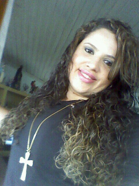 quem sou eu??
A que vive sorrindo, aquela que tem um carinho especial por seus amigos ,
aquela que é legal com quem é legal com ela, aquela que ri de si mesma