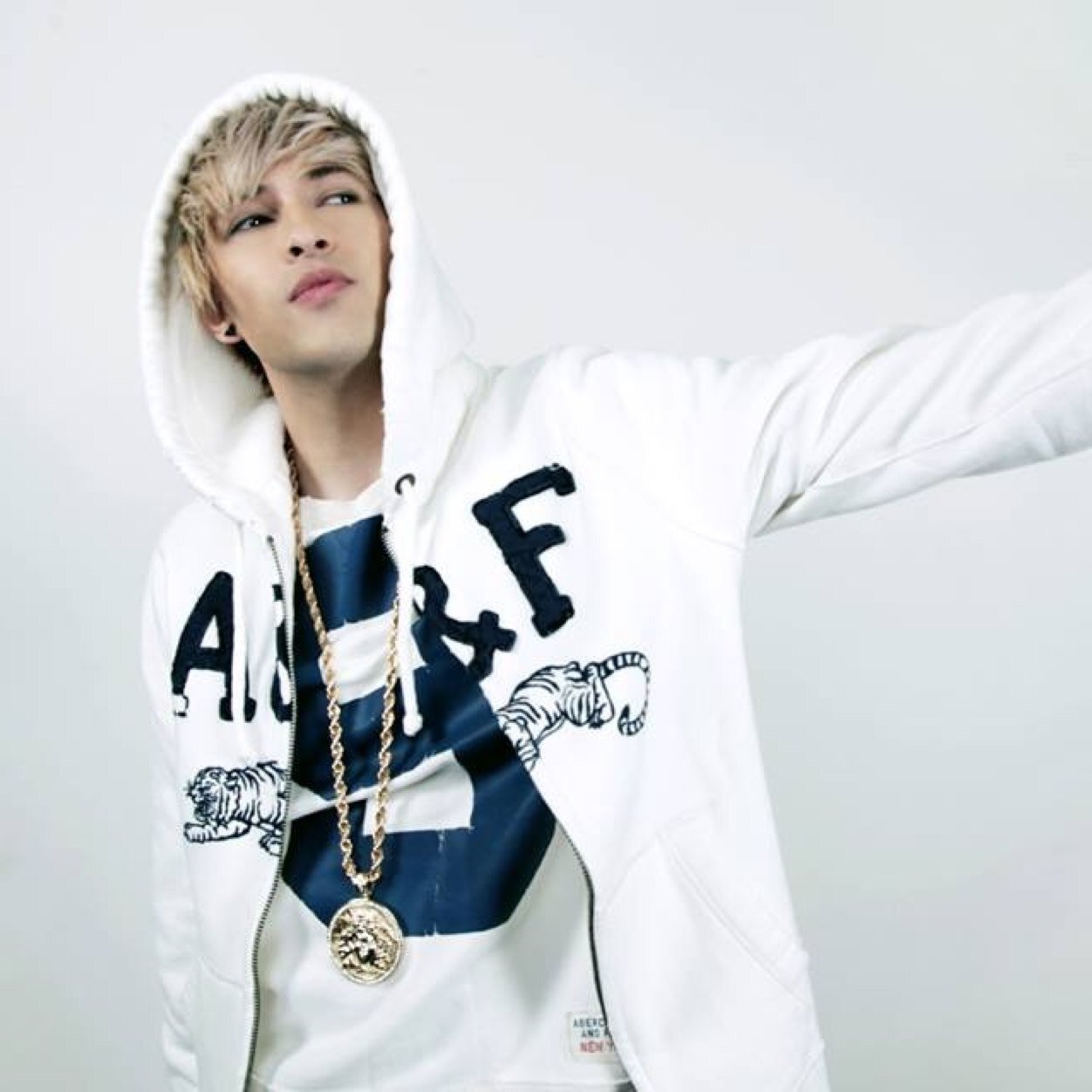 A support account/fanbase for @Chad_Future. We'll keep you updated on everything Chad. ^_^ Fan name - #TimeTravelers