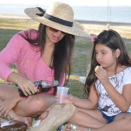 Dr° Enfermeira com especialização em saúde da família,sou mãe de Ananda Gabrielly,sou apaixonada por tudo que me proponho á fazer, e apaixonada pela vida.
