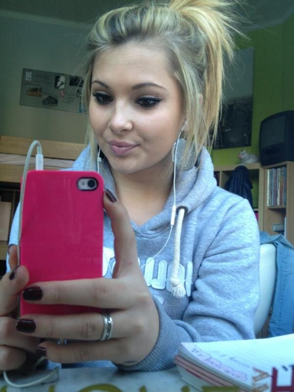 Hi! Moi c'est Stéphania, j'ai 18 ans. Bref, dur la vie. Mais on ne vit qu'une fois! ;)