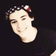 No me sigas aqui sigueme en @RushionerAqui Este es un follow mas