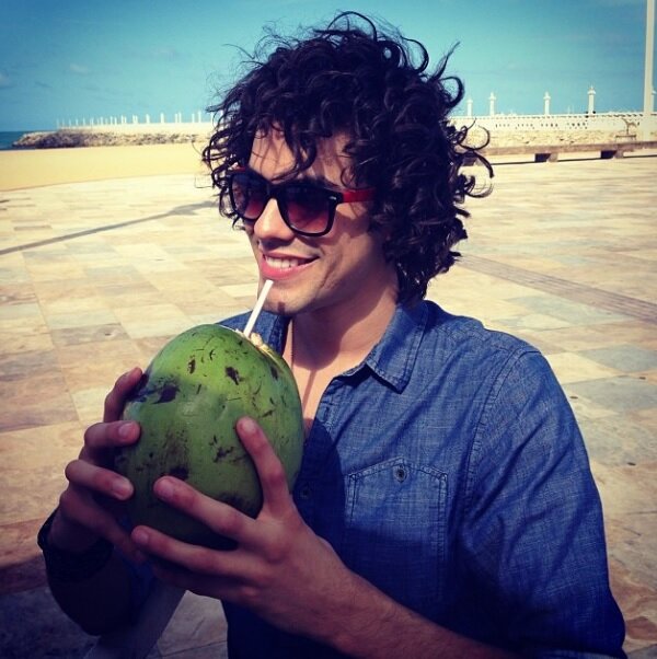 Essa voz,esse sorriso,esse carisma,esses cachinhos :3