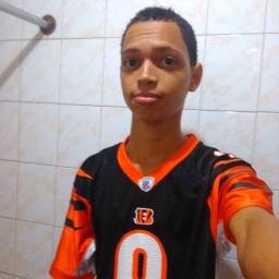 Soy un chico que siempre respecta a las personas_de honor,leatad,respecto.                                      Eso es algo que trabajo es un estilo de vida