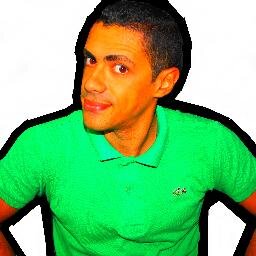 Je suis est un podcasteur marocain qui crée des vidéos humoristique sur Youtube qui parle de toute actualité marocaine