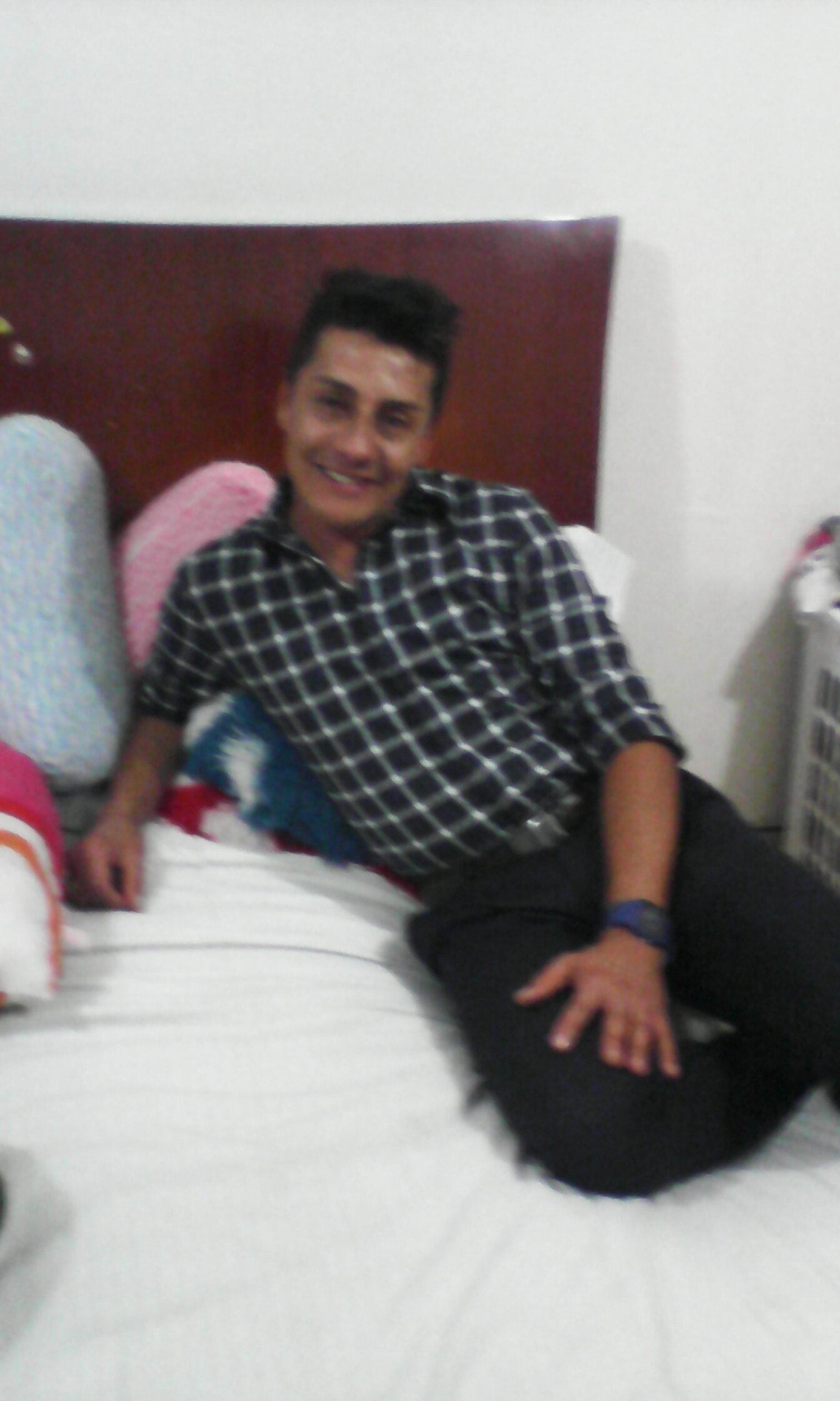 Soy rafahel hombre serio y comprometido.. No puedo.    Seguir a nadie hasta  que tenga mas de 2000 seguidores sigan me y los sigo cuando pueda