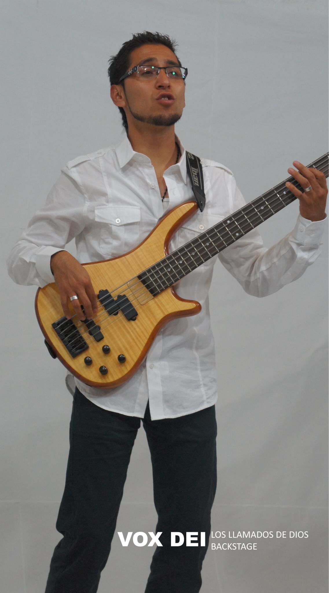 Musico por conviccion y pasion cantante