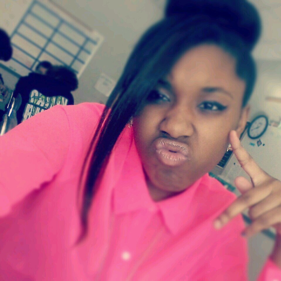 only F.w Real Niggass & Baad Bitchess ♡ Follow mee & I'll follow back . Anything else you wanna know ? Ask mee