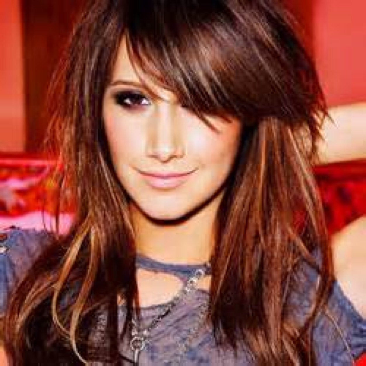 Hi i am Alex! I am a wizard, i am also 16. I have two brothers. Justin and Max i am the middle child. Single and looking