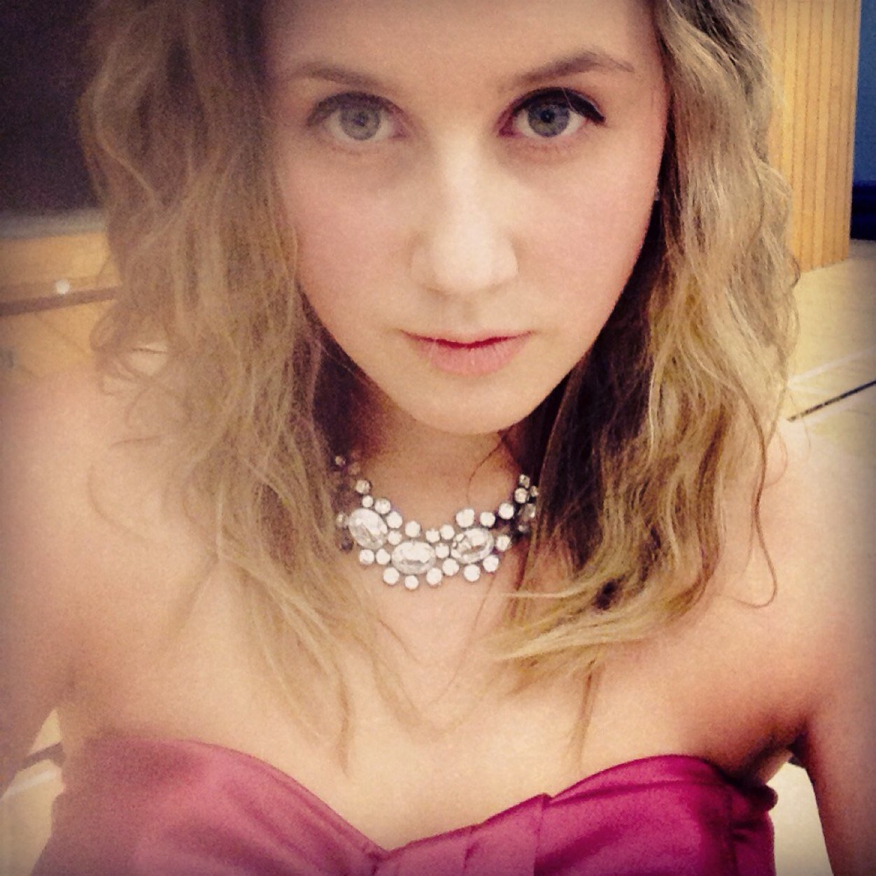 ~16 years young~Canadian~Singer/songwriter trying to be discovered!~Hiddlestoner~Potterhead~Whovian~Beatlemaniac~Thronie~#NERD~follow for follow! :) peace !
