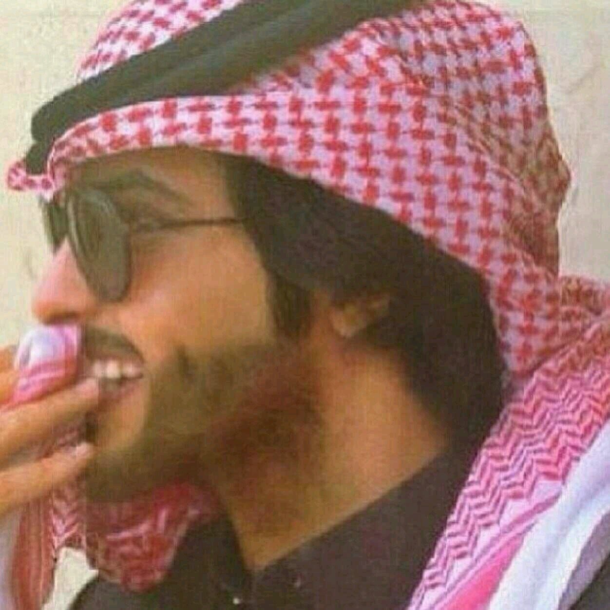 إرى نفسي إنسان بسيط مختلف عن البقيه لستُ أفضل من غيري لكن قناعاتي تكفيني .. أغرد بما يحلو لي