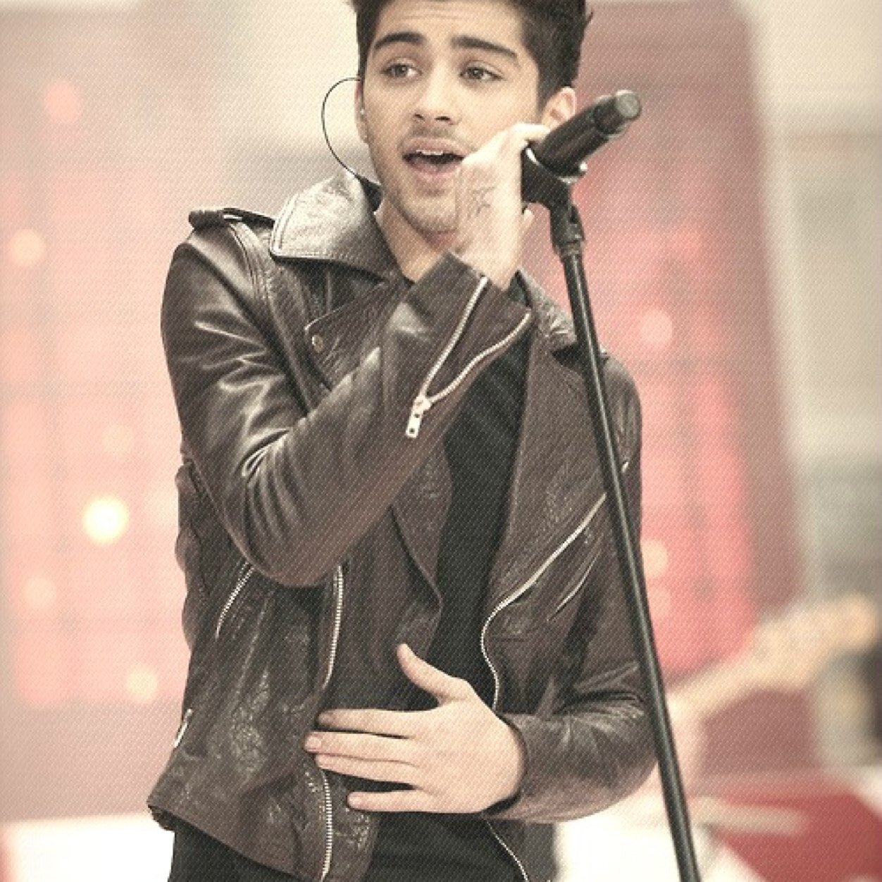 hi babe! heres a free follow so do me a favor and follow my main acc @nachyozayn :) ask for a fb!