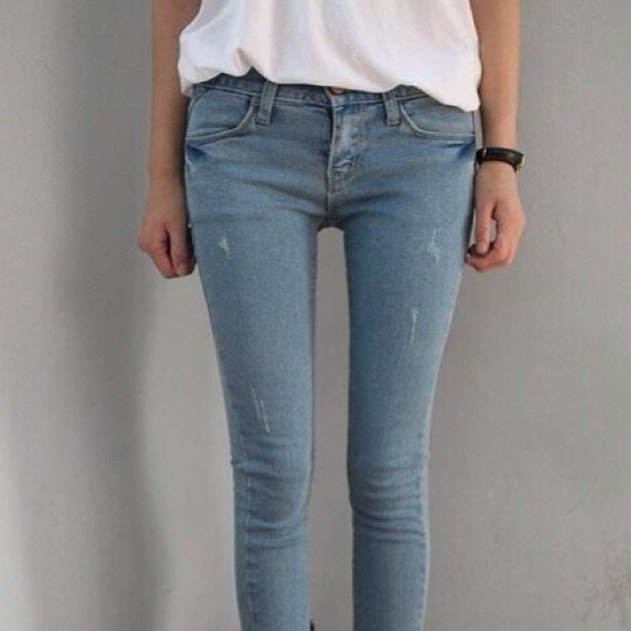 reachingoutx's profile picture. but the body stares into an empty night sheen, a hollow-eyed darkness