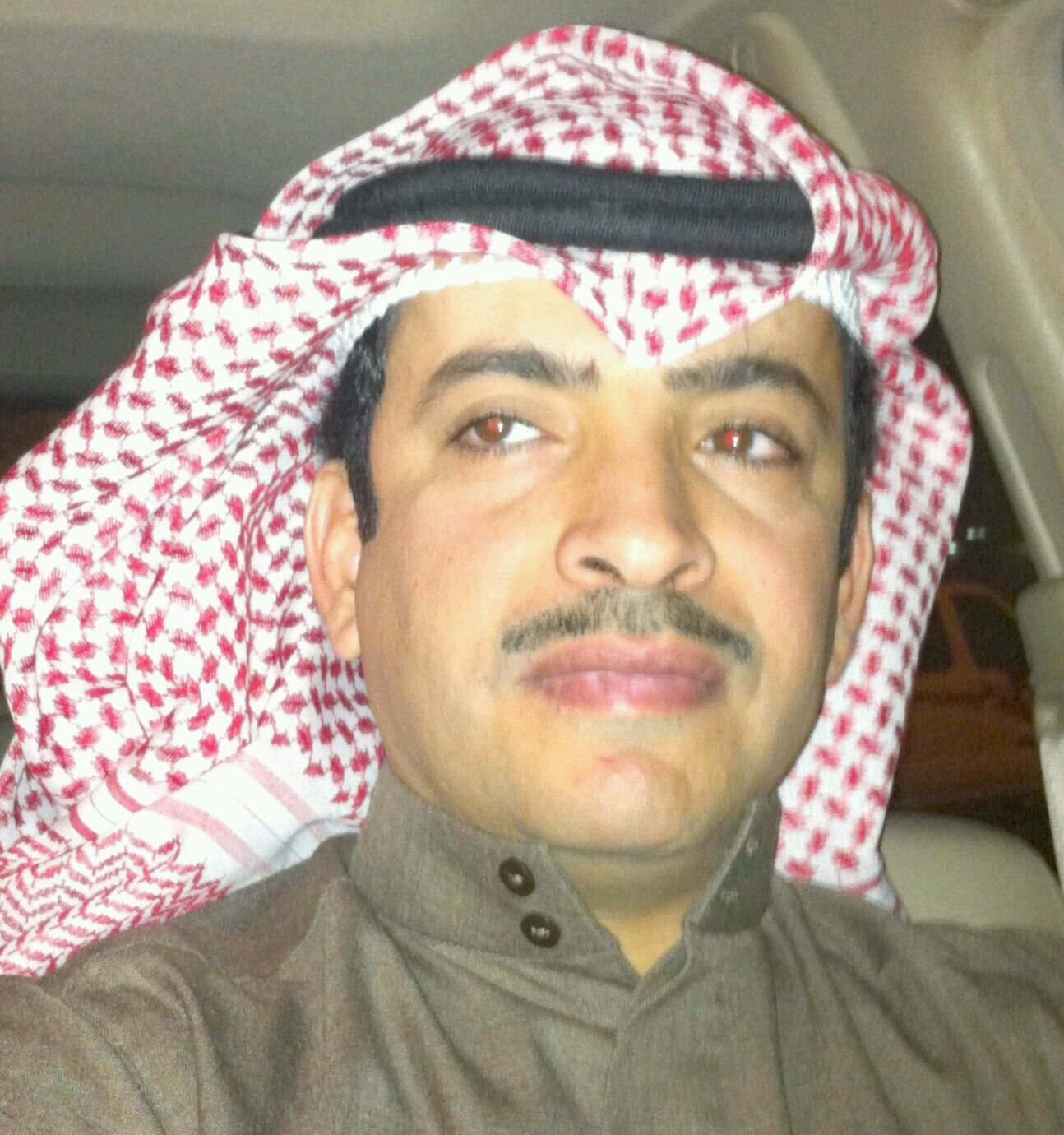 ‏اعشق الابل والصحراء واكتب شيئا من الشعر عندما ترتطم المواجع بجدار الصمت واكره الظلم واحب الصادقين
