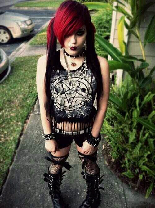 Kinky bi girl who loves it all but mainly girls who assume the position.