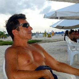 DENTRO DOS SEUS OLHOS MORA A LUA QUE ESPALHA LUZ DE PRATA PELA RUA...