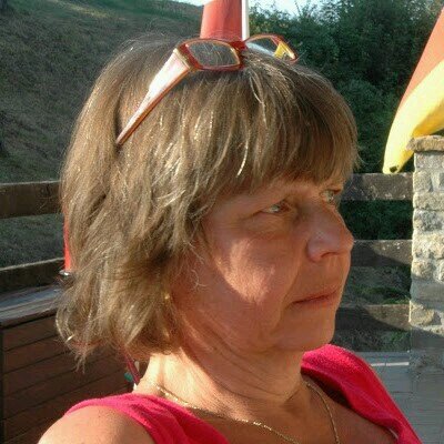 gewezen pedagogisch medewerker met veel plezier! Daarnaast nog steeds moeder, echtgenote en oma, met héél veel plezier!