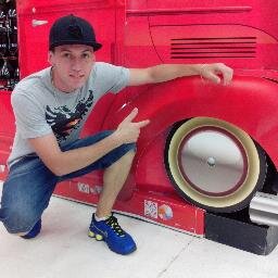 Escorpiano,Divertido, Irônico,Sonhador, Gremista e Apaixonado por automobilismo, Se quiser saber mais,  tá esperando oque? segue ai!!!  (: