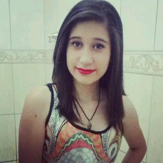 Não ligo que me olhem da cabeça aos pés...Por que nunca farão minha cabeça e nunca chegarão aos meus pés! :)
