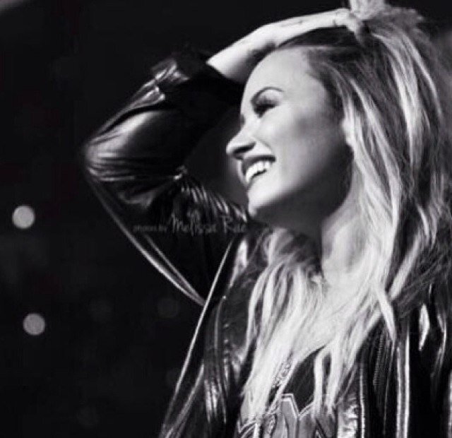 Demi Lovato , Jesy Nelson 14 Irish
