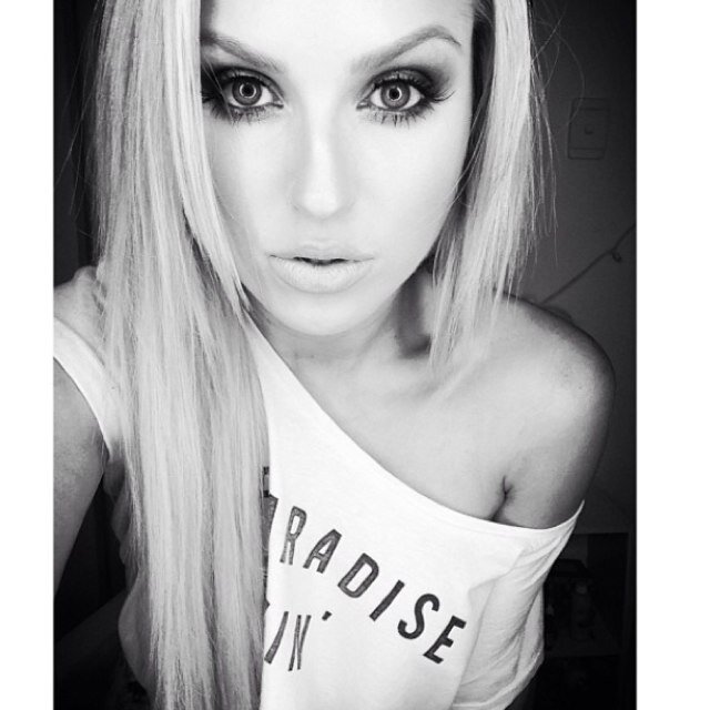 Look like barbie, know howta partyyy