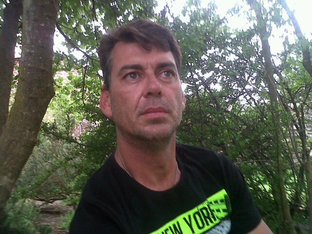 LeonRTB's profile picture. Just your normal horney next door guy. White gay man. Facebook. Whatsapp. 2799BE78 / 0836503295