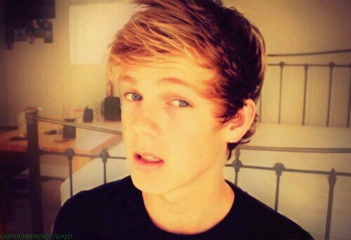 I'm a youtuber from South Africa. I now live in England but that's not important. Single/Rp