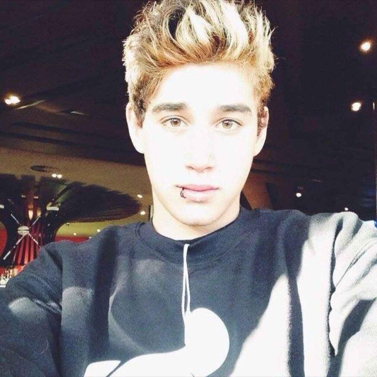 This is a free follow (: follow my main acc @lukescuteness