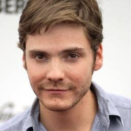 HugoBernstein's profile picture. 26. Adjunto en la embajada prusiana en París. Amante del teatro y fan de Goethe. Das Unternehmen tötet die Lust. #RPDesBarricades