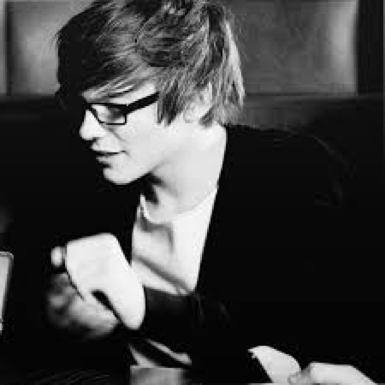 H-hi Im louis... Your typical nerd -smiles softly- m taken by @punkhazz_ and I love him :)