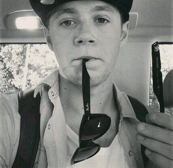 hey bby I just gave u a free follow so it would mean a lot if u could follow @tenderizayn ily :) x