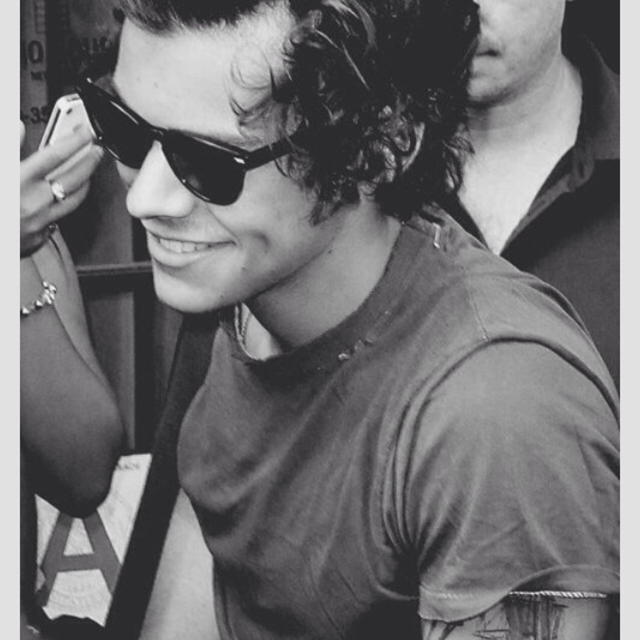 PLEASE FOLLOW @feelsnialll BECAUSE I GAVE YOU A FREE FOLLOW ILY XX