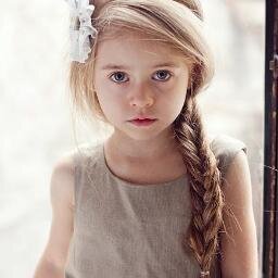 petitechrstine's profile picture. 10. Hija de los Sauveterre. Me gustan Gavroche, las flores, los libros dde fantasía y los animales. Mi hermano Pierre es tonto. #RPDesBarricades