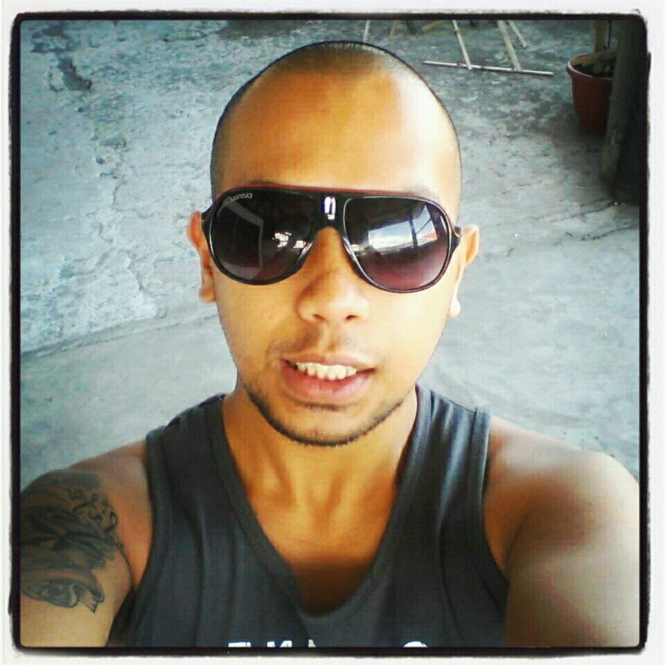 event host. internet aksyon star, bedeo blogger, radio dj, pambansang PAPI, mc, at taga bigay ng sagot at ngiti sa mga pusong sawi....