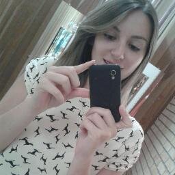 Sonhadora, apaixonada por livros, encantada com a tal da liberdade *-*