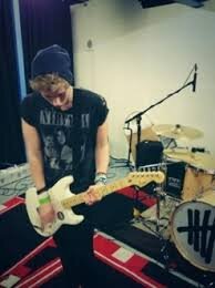 FOLLOW @MESSYIRWIN BECAUSE SHE GAVE YOU THIS FREE FOLLOW