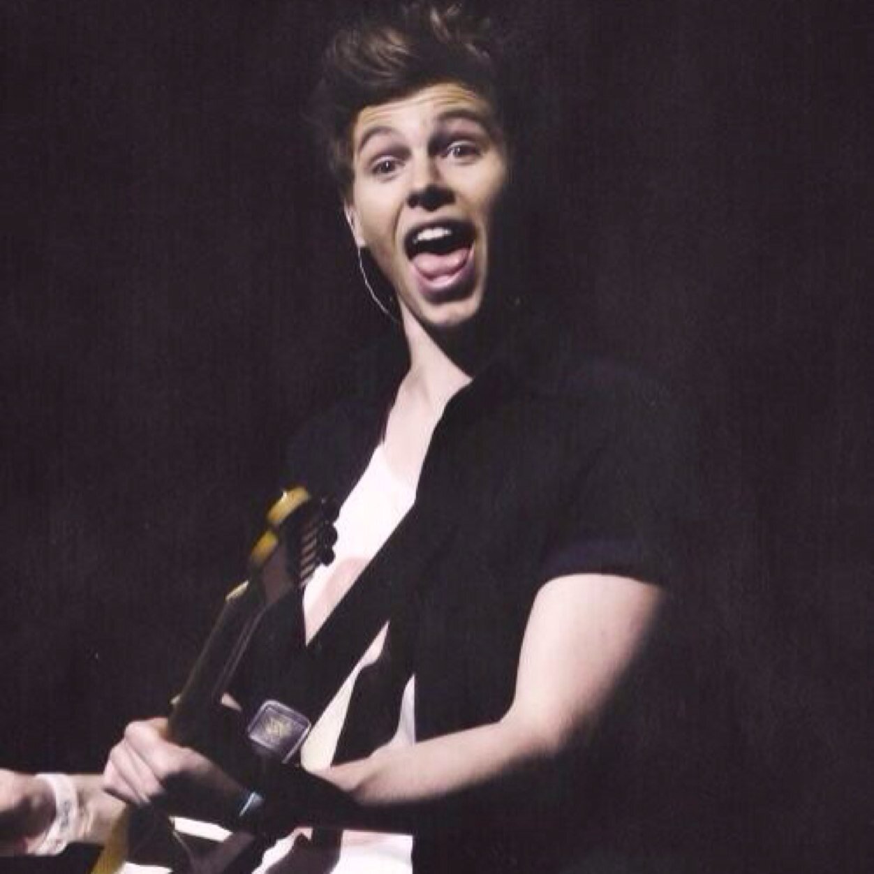 please follow our accounts @bananiall__ and @__macaroniall thank you so much we love you :D