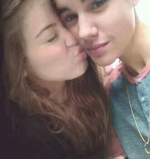Never hate on someones idol, it could be their reason they're still alive -Ari Always believe in your dreams -JB
I know Justin