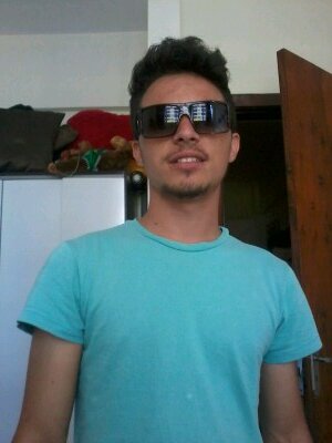 Para que levar a vida tão a sério, se a vida é uma alucinante aventura da qual jamais sairemos vivos. Bob Marley