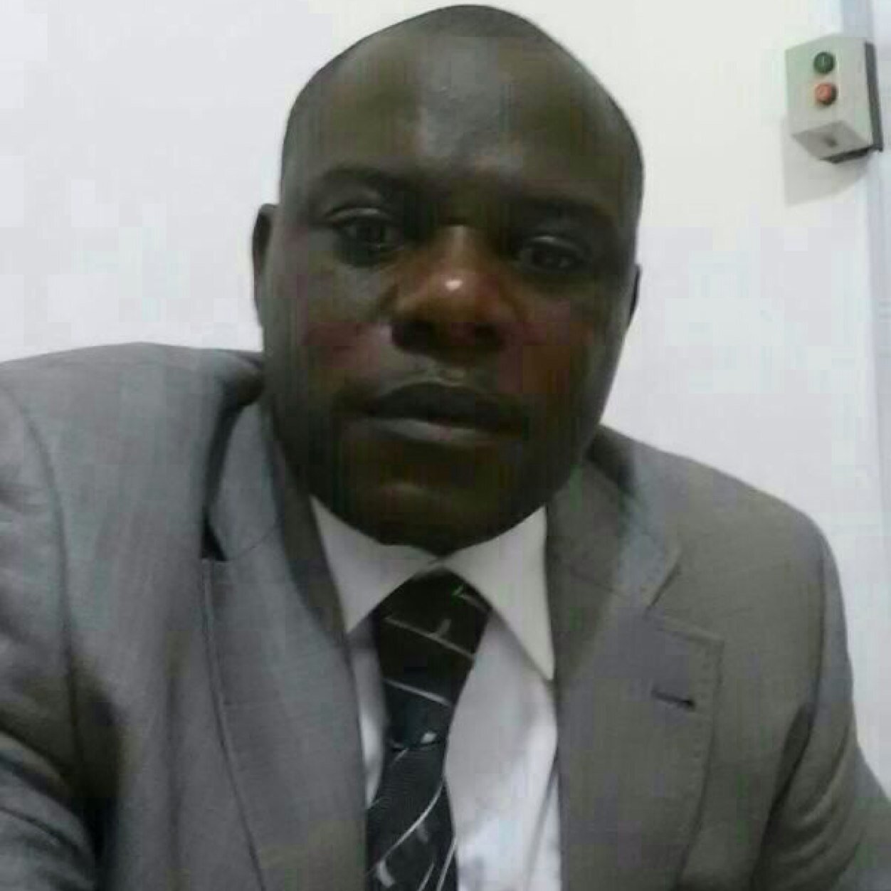 Avocat aux Barreaux de Kinshasa Matete et de Kisangani. Professeur  à l'Univeristé de Kisangani.