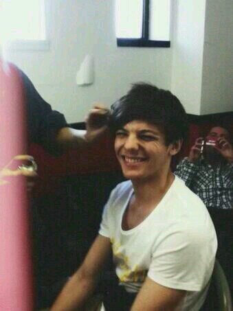 follow @tomlinbellls bc she gave you this free follow & she follows back! ilysm