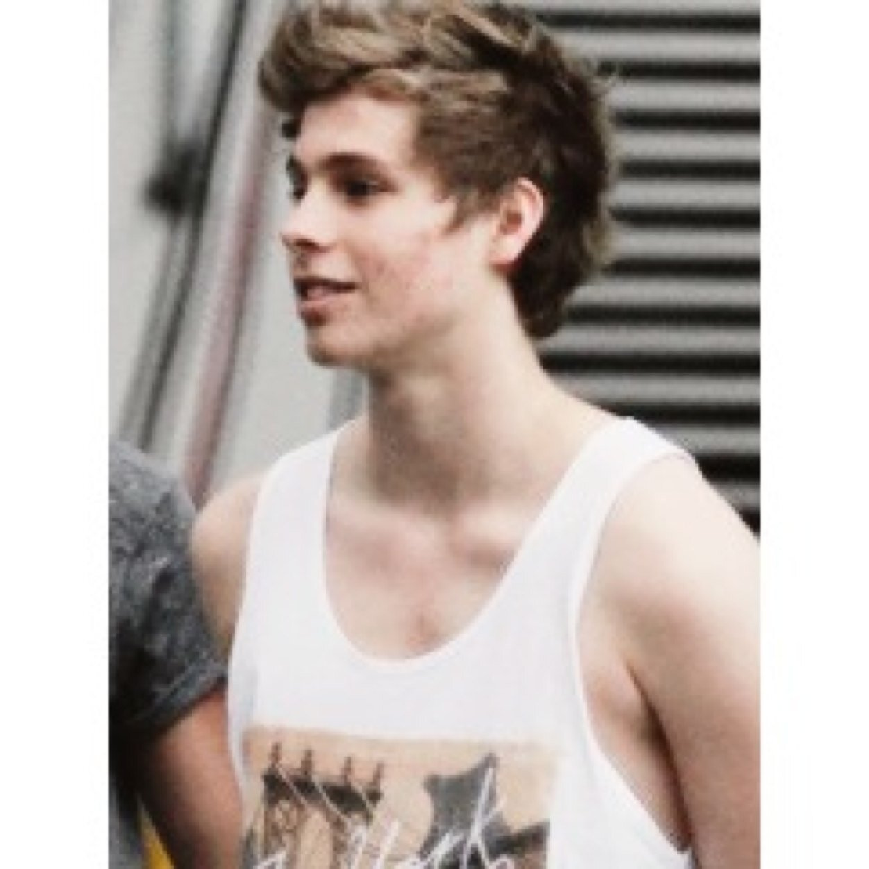 follow @twerkitmashton ily