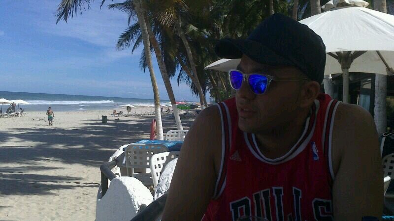 Viviendo con alguien que amas puedes sentir más soledad que viviendo completamente a solas... Si quien amas no te ama!!!!