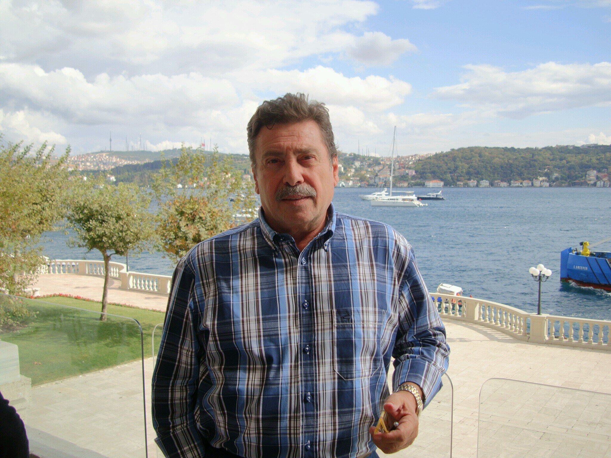 ManosMBI's profile picture. 