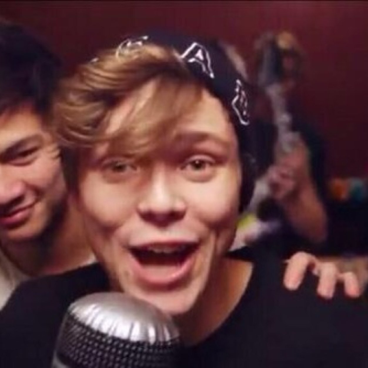 @nichole_sieck gave you a free follow. Go follow her and if you want ask her for a dm to @5sos :-)
