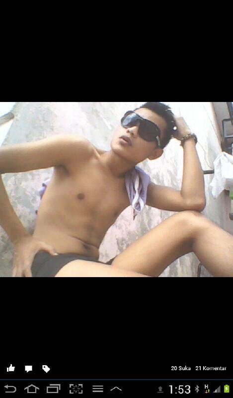 Simple,humble,easy going,kissing holic, ... Love sex and majic ... Suka cowo top manly kurus